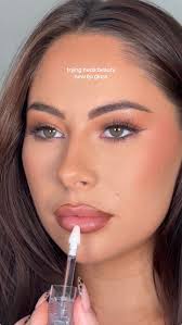 trying @Huda Beauty new lip gloss in the shade “she glitzy” it is stunning  run and get this 👏🏼✨ #hudabeauty #lipgloss #lipcombo #lipglosshack  #newmakeup