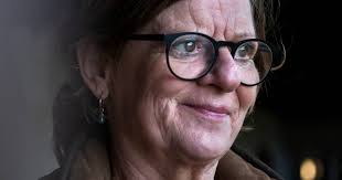 Mona Andersen har fået første stik med Astrazeneca. Nu venter endnu tre  ugers uvished