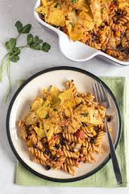 Nacho Pasta Bake A Creamy Spicy Vegetarian Mexican Inspired Pasta Bake Topped With Tortilla Chips And Plenty Of Che Pasta Bake Pasta Bake Easy Baked Dishes