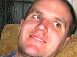 Onbekende rode auto gespot op looproute Kris en Lisanne