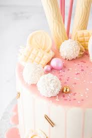 Servizi di assistenza e vendita di accessori e ricambi. Candy Cake Mit Schokodrops Schokomousse Weisser Schokoladen Buttercreme