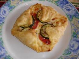 Carres Feuilletes Aux Courgettes Tomates Et Fromage A Raclette Tomate Et Fromage Cuisine Savoureuse Recette