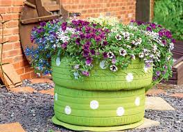 Sieht das nicht toll und lustig aus? Kunterbunt Und Fantasievoll Pflanzgefasse Fur Den Garten Landkind