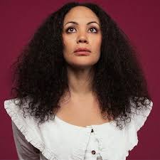 Réservez la comédienne Bronwyn Sweeney