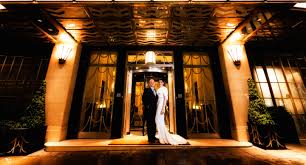 S'utilise avec les articles le, l' (devant une voyelle ou un h muet), un. Claridges Wedding Photography