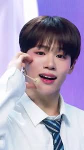 Musik K-Pop Asli: The Wind dan Interaksi Idol