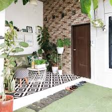 Struktur dari porch berada di luar dinding bangunan namun menempel pada struktur utama. 13 Desain Teras Depan Rumah Yang Disulap Jadi Ruang Tamu Cantik