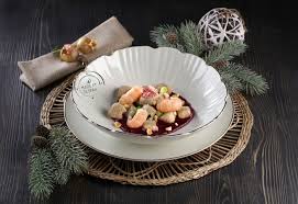 Cuocete gli gnocchi e quando verranno in superficie, scolateli con l'aiuto di una mestolo bucato e metteteli nella padella dove si trova il condimento, spadellateli fino a farli amalgamare bene e aggiungete una manciata di prezzemolo fresco. Gnocchi Di Castagne Con Ragu Di Scampi Su Crema Di Rapa Rossa E Nocciole Casa Di Vita