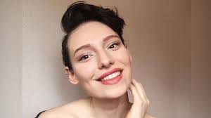 Verdiği mücadele ile herkese umut olan #neslicantay kanser illetine yenik  düştü. “Belki öleceğim ama savaşarak öleceğim” demişti, çok genç yaşta  aramızdan ayrıldı. Rahat uyu güzel kızım, ruhun şad olsun.