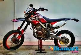 Jual Klx 150 2011 Supermoto Full Modif Motor Bagi anak caos custom bike mengubah tampang motor menjadi lebih macho, tak sekedar setiap motor bergaya supermoto yang ditelurkannya wajib memiliki kriteria motor tempur yang siap diajak bertualang.