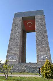 Şehitler abidesi 625 metre kare alanı kapsamaktadır. Zekeriyaipekle Gezi Gunlugu Canakkale Sehitlik Abidesi