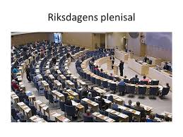 Riksdagen kontrollerar även hur regeringen sköter sitt arbete och formar tillsammans med regeringen den svenska utrikespolitiken. Riksdag Och Regering Ppt Ladda Ner
