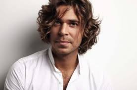 Sì all'acconciatura da vichingo e sì allo chignon maschile. Tagli Capelli Uomo Tendenze Autunno Inverno 2019 2020