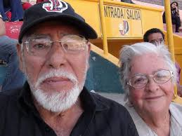 Del recuerdo... don Efrén Chávez y su señora esposa, doña Cristina Viguera,  en el estadio Jaime Canales Lira.