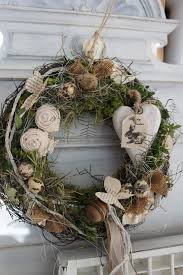 Ein Zauberhaft Schoner Turkranz Mit Landlich Anmutigem Charme Auf Einem Mit Moos Und Reben Umbundenen Kranz Finde Stoffrosen Diy Ostern Fruhlingsdekoration