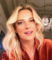 Daha önce galatasaray tv'de de çalışan özkul, 2012 yılında düzenlenen miss turkey güzellik yarışması'nda ikinci seçilmişti. Sukran Albayrak Kimdir Kac Yasinda Evli Mi Boyu Kac Hayati Kariyeri