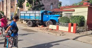 Camión se impacta contra una vivienda en Las Tunas