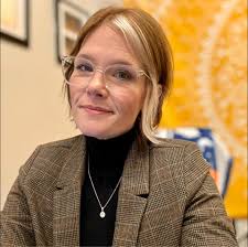 Can you make me face more forward and make the arms appear thinner ? Don't  know if you can change the head out to the head shot ? Maybe more of an