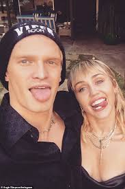 Opeth, tim mahoney of 311, mark tremonti of creed and alter bridge, ricky skaggs, cody kilby, martin simpson, tony mcmanus, and warren haynes are among the artists currently playing prs instruments. Cody Simpson Flaunts His Bulging Biceps During A Workout Following His Split With Miley Cyrus Readsector