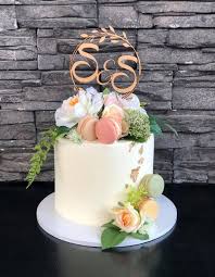 Cake with flowers and macarons. Macarons Roses Kidd S Cakes Bakery