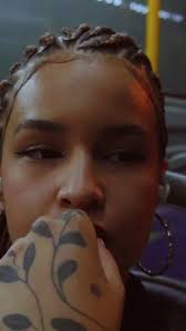 Então Seremos história do início ao fim, a magia do agora no seu vestido  tom marfim…, Fala pra nois, qual sua música favorita desse álbum? E por  que?