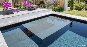 Piscines Carre Bleu L Piscine Et Maison Contemporaine Dans Un Decor Paysage Avec Escalier Banquette Et Petite Plage Imme Piscine Carre Piscine Escalier Piscine