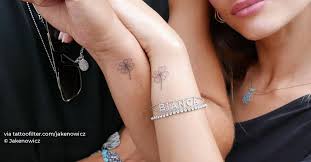 Beatrice valli e marco fantini tatuaggio di coppia poco più di cinque anni fa ci siamo scelti, abbiamo creato una famiglia bellissima e piena d'amore scrive sul suo profilo instagram beatrice come didascalia per la foto nella quale mostra il primo tatuaggio di coppia insieme al fidanzato marco fantini. Eternal Luck On Beatrice Valli And And Marco Fantini