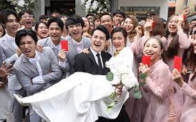 Anh được nhiều khán giả yêu thích bởi vẻ ngoài điển trai và giọng hát trầm ấm. Láº§n Ä'áº§u Tháº¥y Biá»‡t Thá»± Cá»§a Ä'ong Nhi Ong Cao Tháº¯ng Nha Trai Hoanh Trang Nha Gai Kem Gi Ä'au