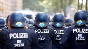 Diese seite dient der präsentation und information. Aufregung Wegen Videos Polizei Berlin Ermittelt Nach Gewaltvorwurfen Bei Corona Demo Rbb24