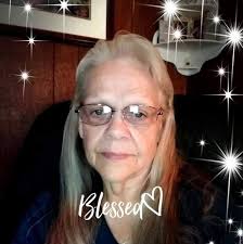 Coming at you all with a new hairstyle! 🙈 middle part? What do we think?