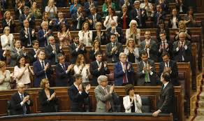 O nedůvěře vládě se vedla debata od rána, později ji prodlužovala především četná vystoupení nezařazeného poslance lubomíra volného. Spanelsti Poslanci Vyslovili Neduveru Vlade Mariana Rajoye E15 Cz