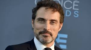 Rufus sewell is an english actor who is best known for his work in films such as carrington (1995), dangerous beauty (1998), dark city (1998), a knight's tale (2001), tristan and isolde (2006), the illusionist (2006), paris, je t'aime (2006), abraham lincoln: Neuer Film Mit Rufus Sewell Kinomeister