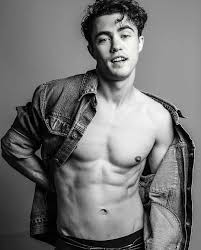 He was originally signed by the giants as an undrafted free agent in 2007. Darren Barnet