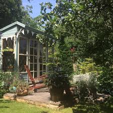 So Wird Die Gartenlaube Gemutlich In 2020 Greenhouse