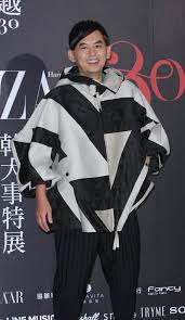 黃子佼（英語：mickey huang，1972年3月30日－），台灣男藝人、主持人，綽號佼佼，畢業於世界新聞專科學校五專部廣播電視科。 for faster navigation, this iframe is preloading the wikiwand page for 黃子佼. é»ƒå­ä½¼ ç¶œè—ç•Œæœ€æ™‚å°š éƒ­æ›¸ç'¤ç«è¾£å°å¯æ„›è€å›é€† å¨›æ¨‚ ä¸­æ™‚