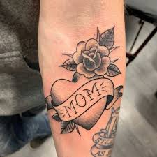 45 Ideas De Tatuajes Para Recordar A Una Madre Fallecida Si queres un tatuaje con este significado, mirá los tatuaje que representa el amor fiel de madre e hijo cuando el pulso de tu vida tiene que ver con el amor por tu hijo enlazados y enredados, de eso. 45 ideas de tatuajes para recordar a