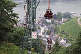Unsere seilbahn rüdesheim verbindet alles und bringt ihnen die schönheit der natur und der sehenswürdigkeiten näher: Down To Assmannshausen Bild Von Seilbahn Rudesheim Rudesheim Am Rhein Tripadvisor
