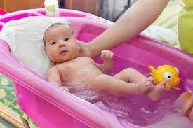 Badeeimer fallen da schon deutlich platzsparender aus. Babybadewanne Und Badeeimer Als Bestandteil Der Baby Erstausstattung