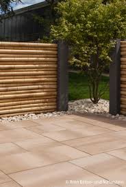 Moderner Asiatisch Angehauchter Sichtschutz Mit Bambuselementen Privatsphare Im Garten Ist Garantiert Und Die Trenn Privacy Screen Modern Garden Modern Asian