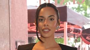 Lisa Snowdon perfected the formula for low-key June dressing