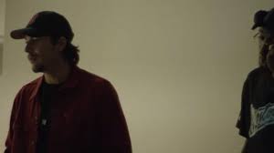 Les étoiles vagabondes est le troisième album solo de nekfeu, publié le jeudi 6 juin 2019. La Chemise Epaisse Rouge De Nekfeu Dans Les Etoiles Vagabondes Spotern