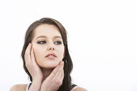 美白针蕴含hgh生长素可以促使人体细胞持续新生分裂 补充活化美白因子 使全身美白因子的细胞更新 从而改善缺氧 性暗哑 粗糙皮肤等一系列青春消逝现象 令全身肌肤由内至外白里透红 恢复弹性