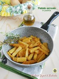 Tagliuzzate il rosmarino e mescolate il tutto. Patate Arrosto In Padella Patate Arrosto Patate Arrosto