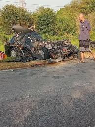 Kejadian kemalanga yang terbesar berlaku pada jam 11.30 pagi tadi, di air tawar seri manjung perak, kemalangan yang menyebabkan kematian yang aku belum pasti berapa,, mengikut cerita dari seorang sahabat dah meningkat 9 orang. Dua Maut Kereta Info Kemalangan Bencana Malaysia Facebook