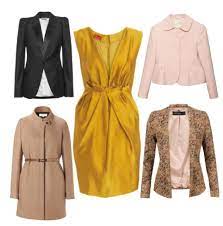 Combinar sandalias color mostaza es todo un acierto para la noche, y si es con un look totalmente negro, mucho mejor. Como Combinar Un Vestido Color Mostaza Consejos Y Recomendaciones Bodas