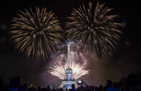 Le 14 juillet nous offre un. Feuerwerk Des 14 Juli Paris Fremdenverkehrsamt Paris