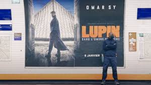 As a teenager, assane diop's (omar sy) life was turned upside down when his father, babakar, died after being framed for the theft of an expensive diamond necklace by his employer, the wealthy and powerful hubert pellegrini (hervé pierre). Lupin Darsteller Tauscht Zuschauer Beim Plakat Aufkleben Omar Sy Inkognito Seriesly Awesome