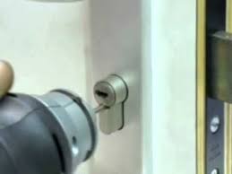 Tutoriel Ouverture De Porte Comment Ouvrir Un Cylindre De Serrure Youtube Door Handles Robbery