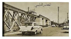 جسر الصرافية الحديدي سمي شعبيا جسر القطار وسماه من يعيش بقربه جسر العلوازية وجسر العيواضية وسماه البغداديون بالجسر الحديدي صور تعود للجسر تحت الأنشاء عام 194