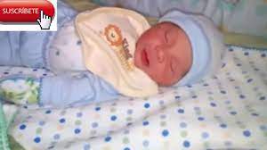 Video Tierno De Un Bebe Que Esta Sonando Y Sonriendo Con Pocos Dias De Nacido Youtube